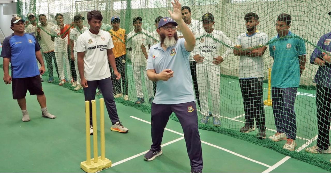 Mushtaq holds special session for promising wrist spinners